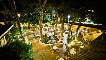 Lunch and dinner served, international cuisine