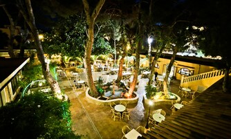 Se sirven almuerzos, cenas y cocina internacional 