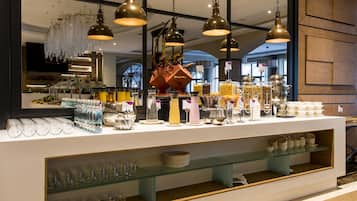 Petit déjeuner buffet servi tous les jours en supplément