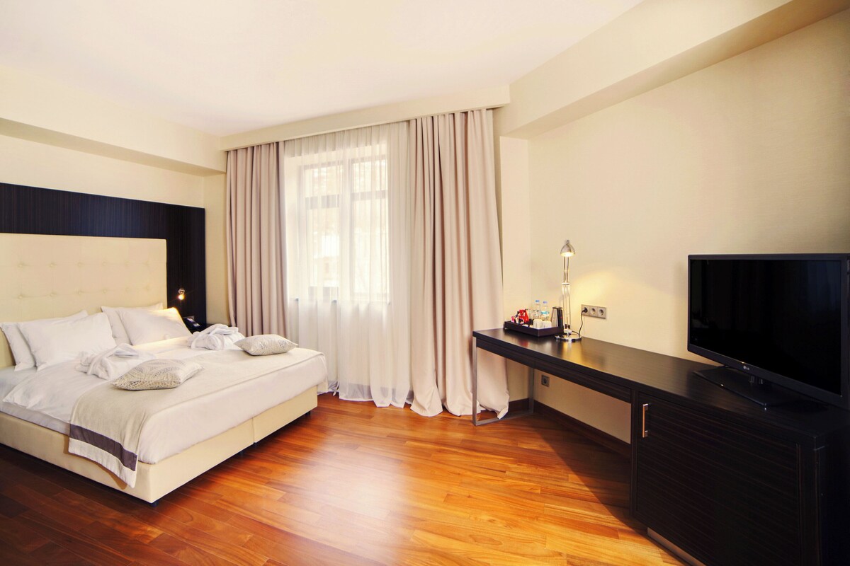 Habitación estándar, 1 cama de matrimonio grande, accesible para personas con discapacidad | Sábanas de algodón egipcio y ropa de cama de alta calidad