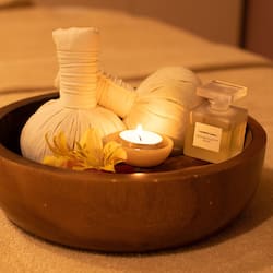 Behandelingskamers voor koppels, een sauna, een stoombad