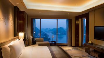 King, Deluxe Suite | Living area