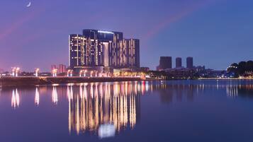 Boendets fasad - kväll/natt