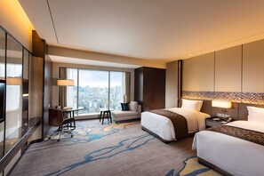Minibar, in-room safe, desk, iron/ironing board - DoubleTree by Hilton Hotel Anshun (Anshun)