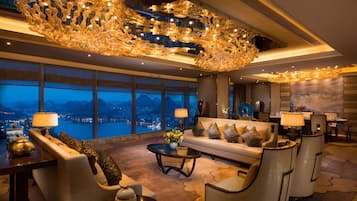 42 インチの液晶テレビ (衛星放送視聴可)、テレビ、DVD プレーヤー