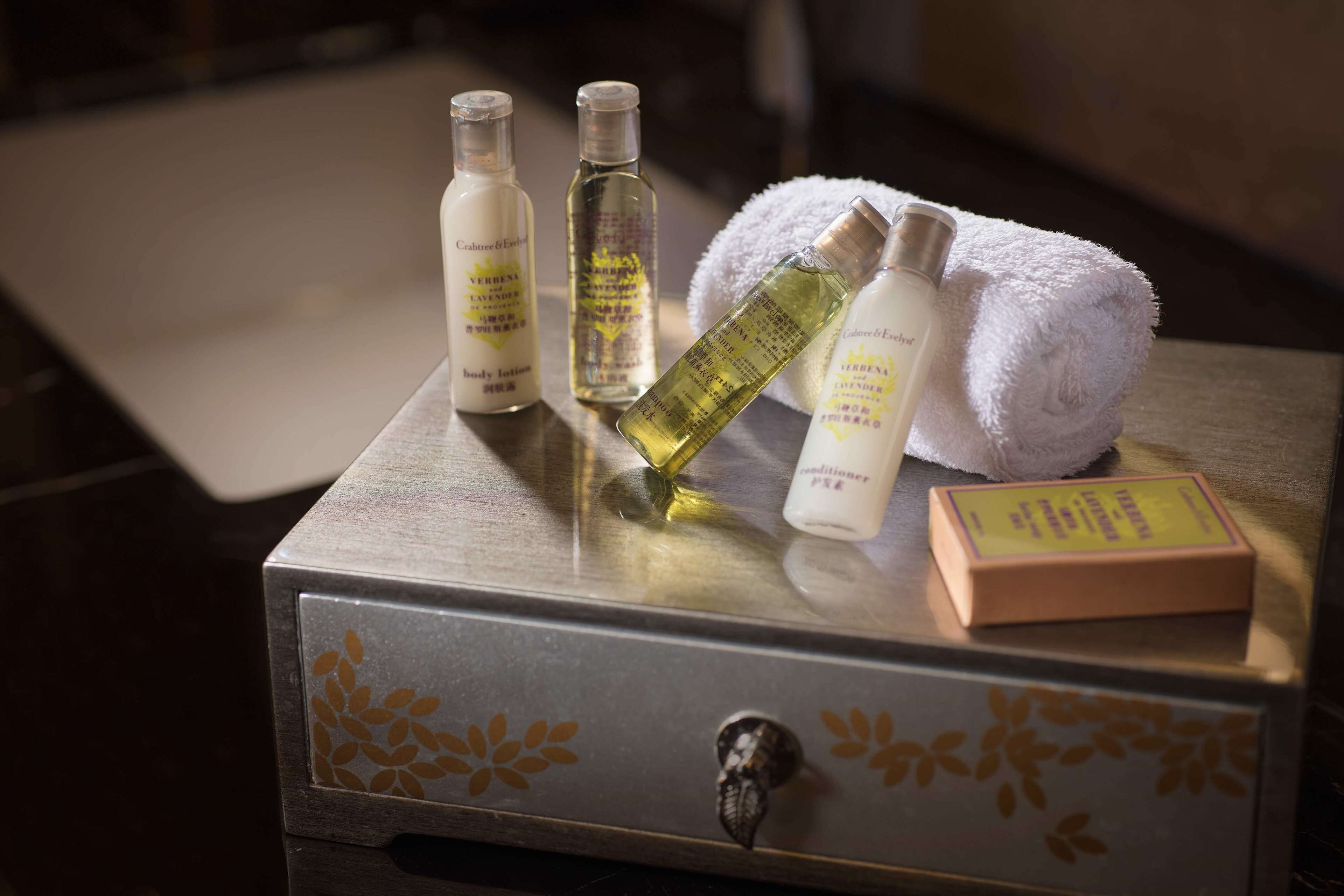 separate bathtub and shower, rainfall showerhead, free toiletries