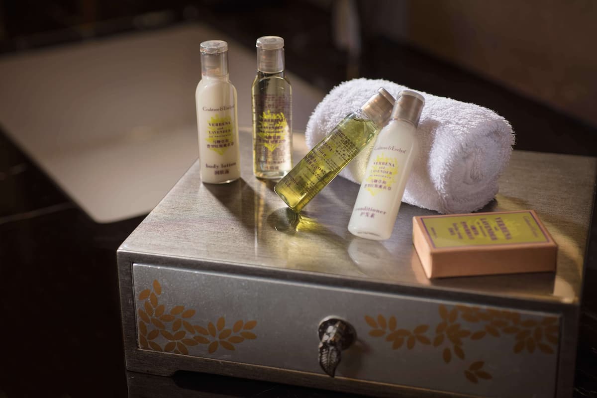 separate bathtub and shower, rainfall showerhead, free toiletries