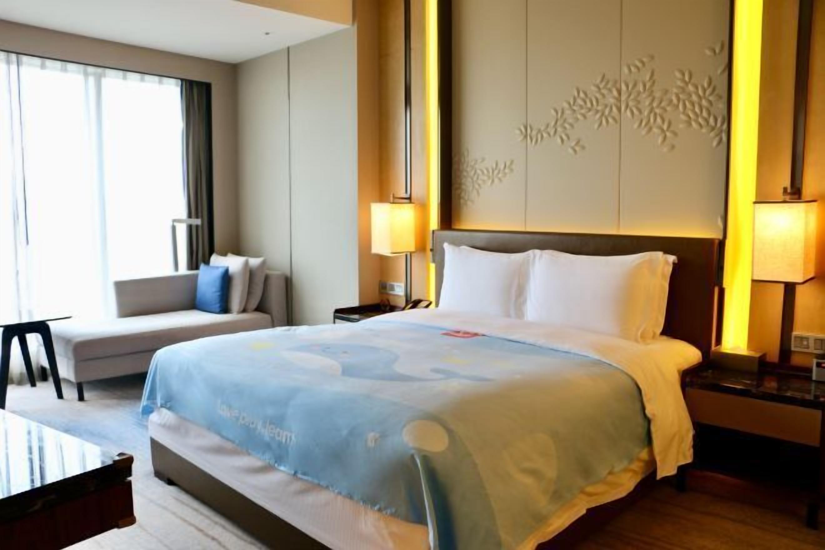 Minibar, caja de seguridad en la habitación y escritorio 