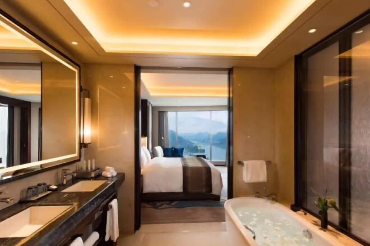 Minibar, caja de seguridad en la habitación y escritorio