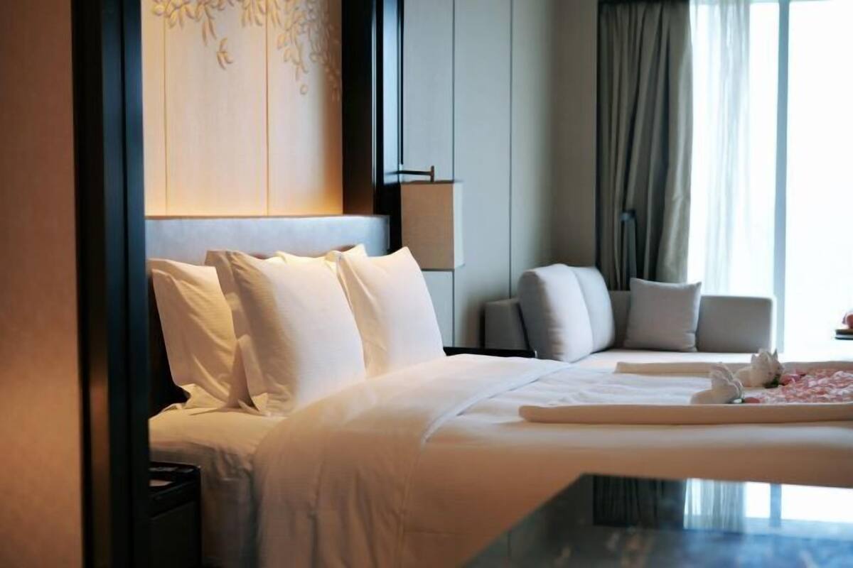 Minibar, in-room safe, desk, iron/ironing board