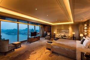 Presidential Suite | Minibar, in-room safe, desk, iron/ironing board