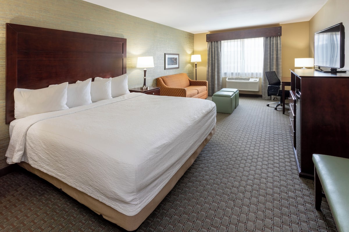 executive room, 1 king bed | desk, iron/ironing board, free cots/infant beds, free rollaway beds