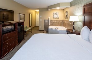 Habitación, 1 cama King size, hidromasaje | Escritorio, tabla de planchar con plancha y cunas gratuitas 