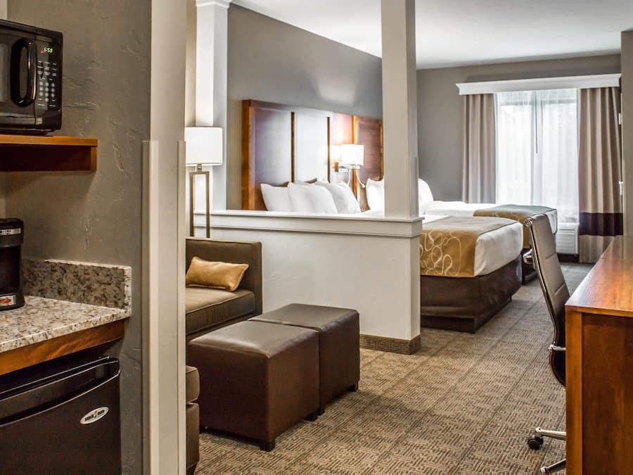 Suite, Meerdere bedden | Luxe beddengoed, een kluis op de kamer, een bureau, een laptopwerkplek