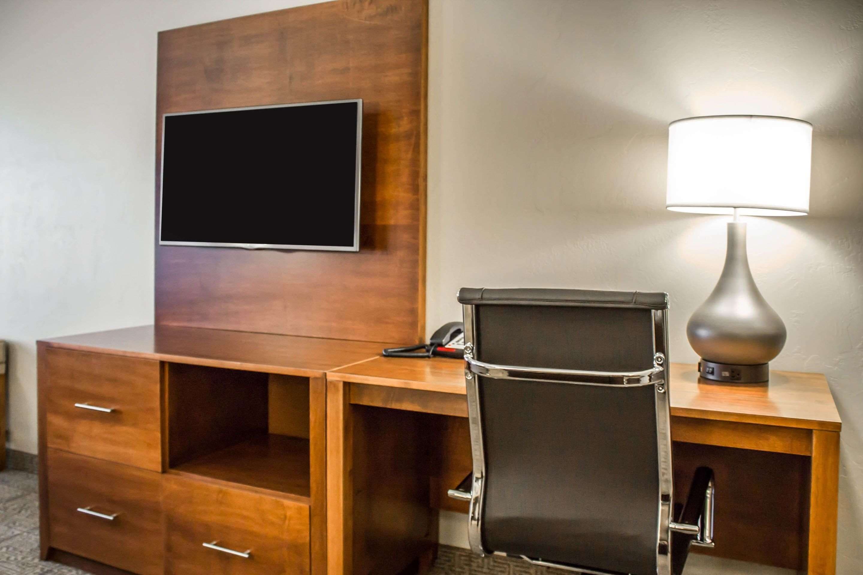 premium bedding, in-room safe, desk, laptop workspace