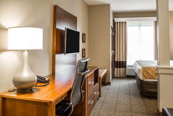 Premium bedding, in-room safe, desk, laptop workspace - Comfort Suites Hartville - North Canton (Hartville)