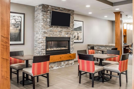 Free daily full breakfast. Comfort Suites Hartville - North Canton