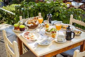 Daily cooked-to-order breakfast for a fee