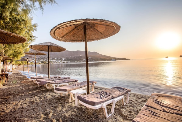 Beach nearby, sun loungers, beach umbrellas, beach bar - Alinda Hotel (Leros)