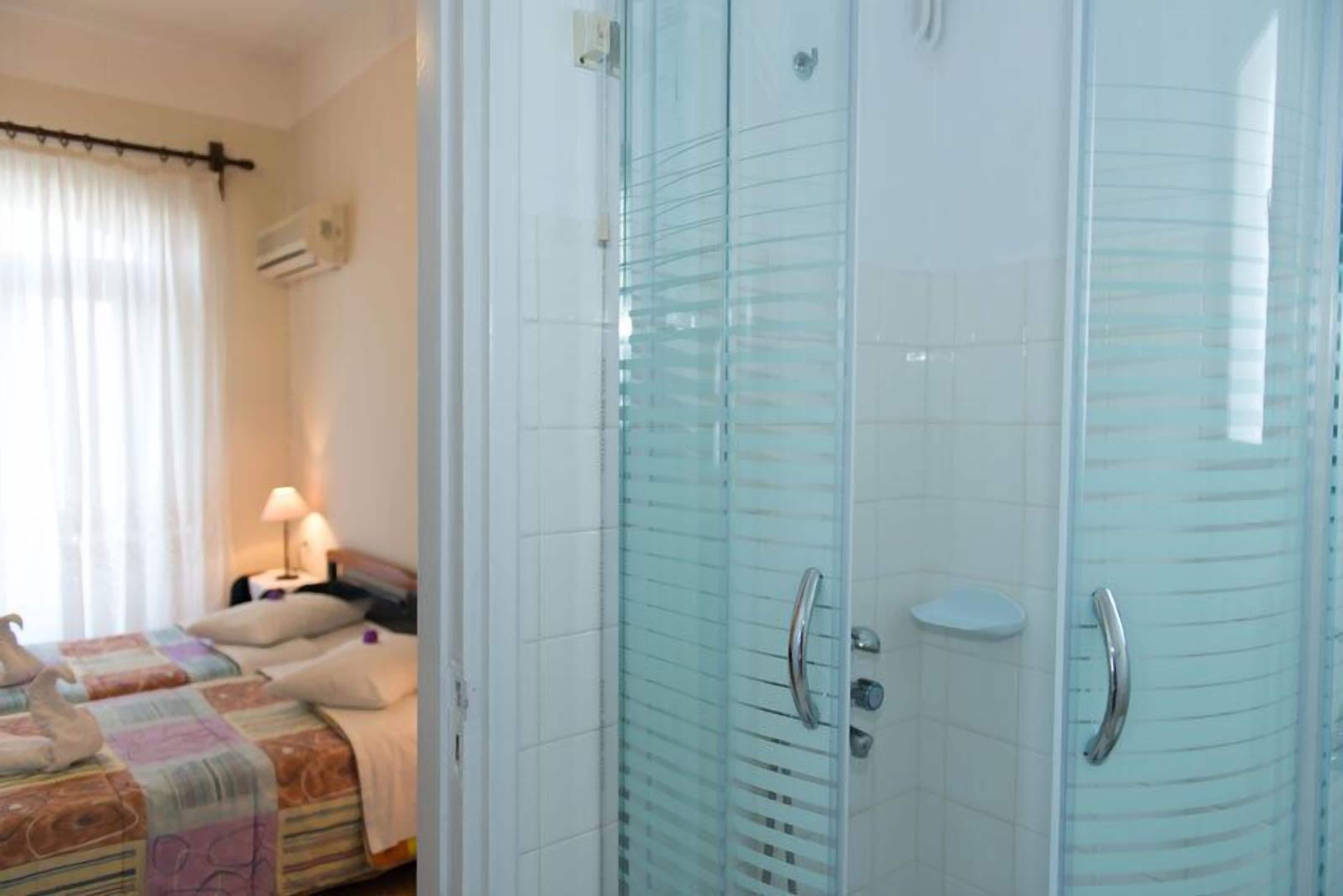 1 bedroom, desk, free cots/infant beds, rollaway beds