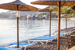 Tæt på stranden, liggestole, parasoller, strandbarer