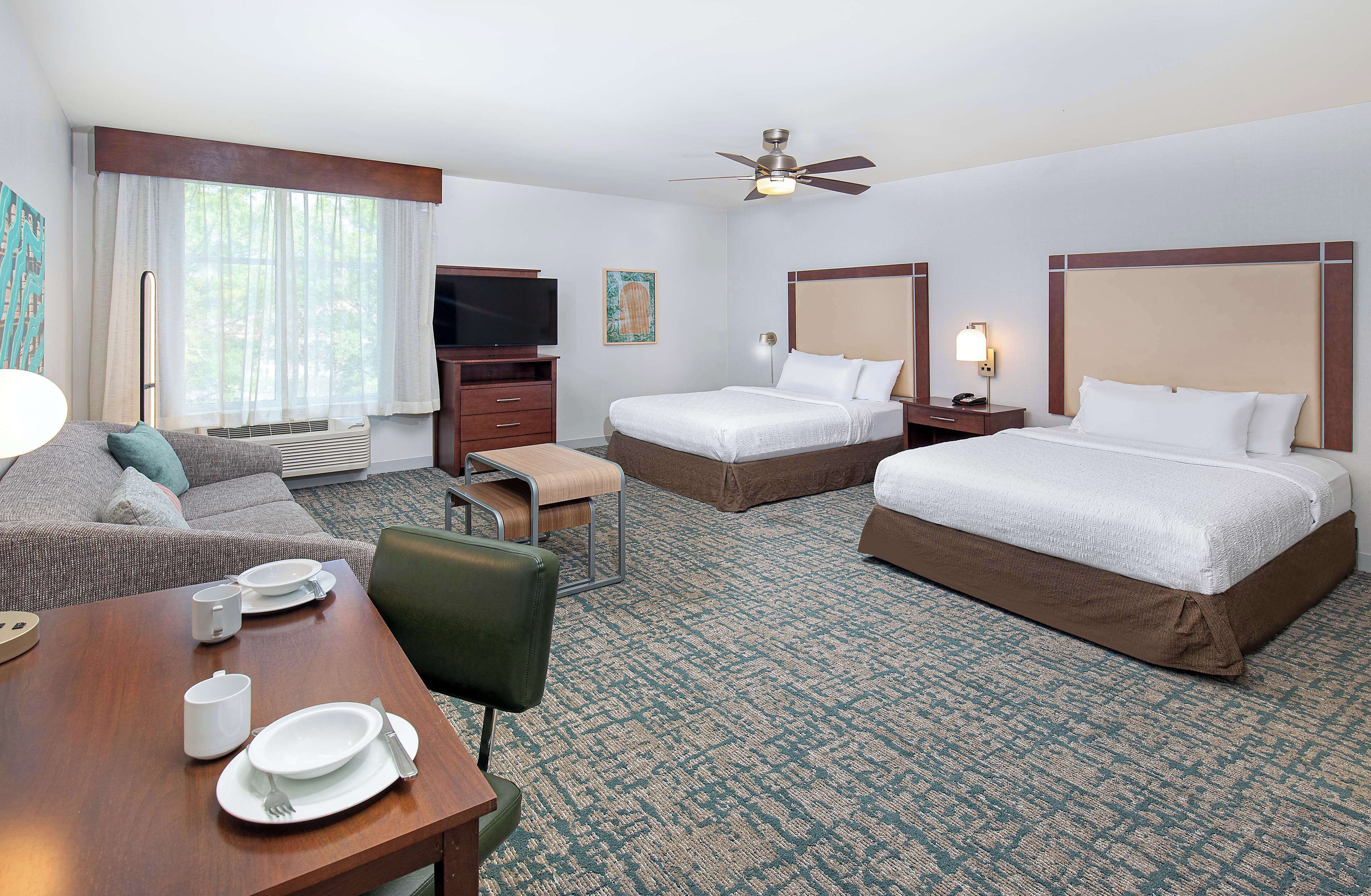 flat-screen tv, mp3 dock