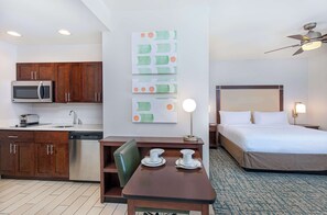 1 dormitorio, ropa de cama de alta calidad, escritorio