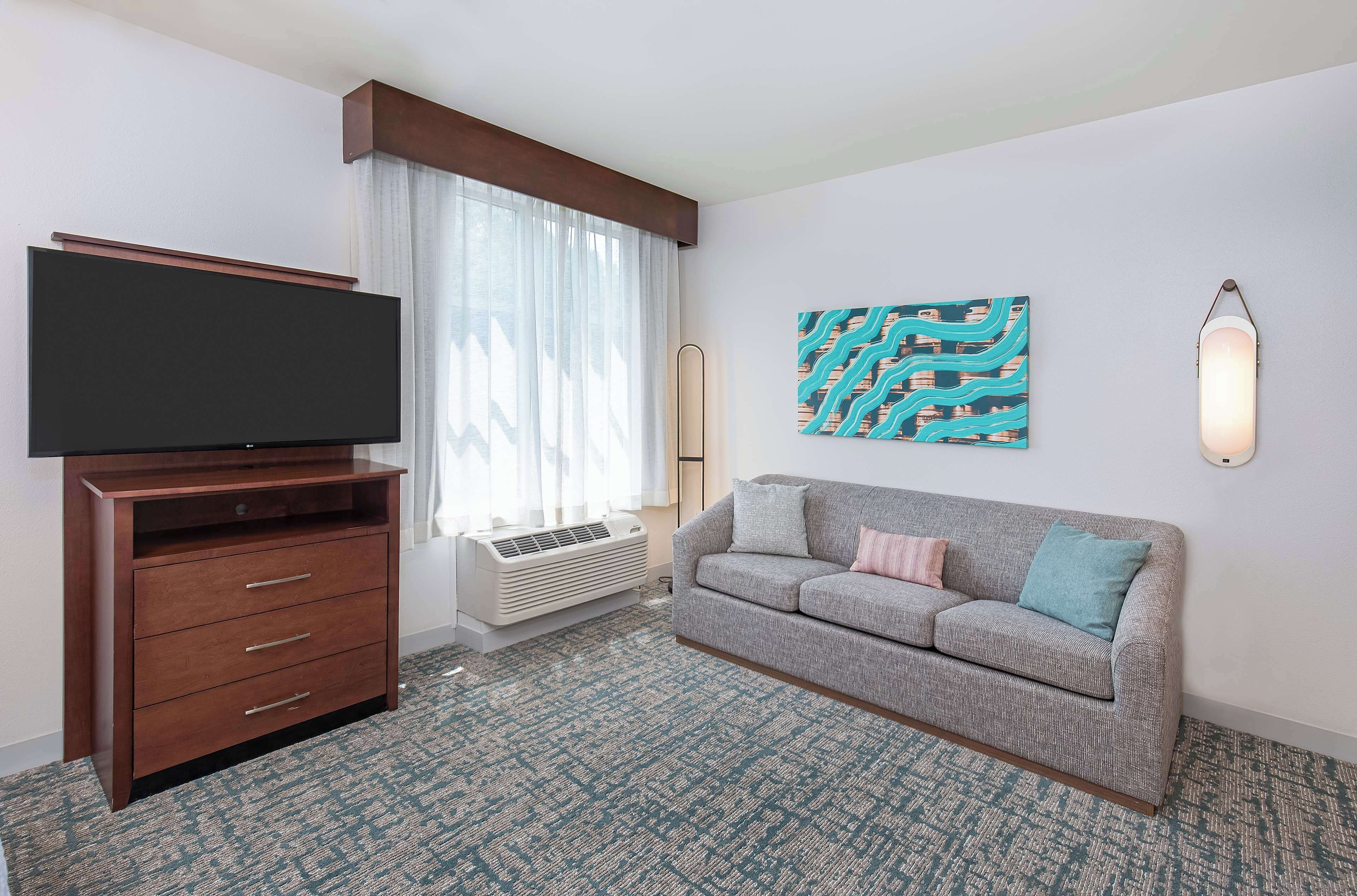 flat-screen tv, mp3 dock