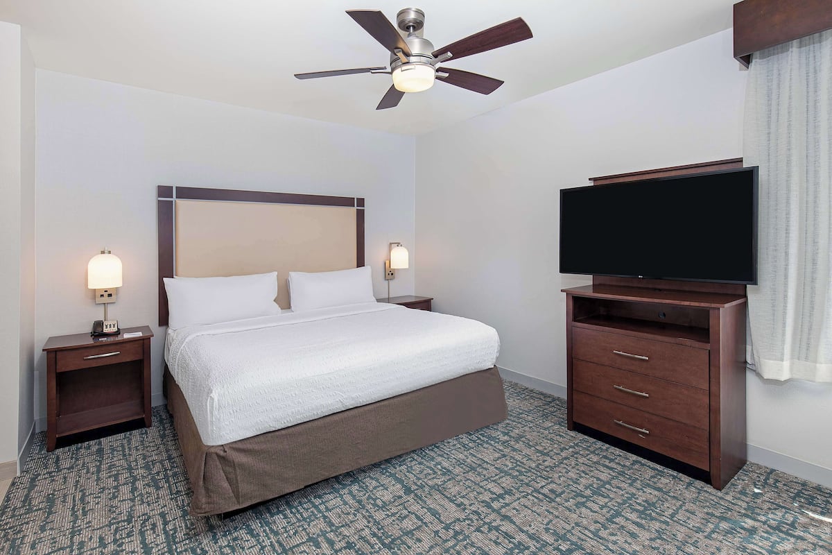 1 bedroom, premium bedding, desk, laptop workspace