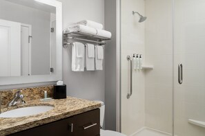 Douche, sèche-cheveux, serviettes fournies