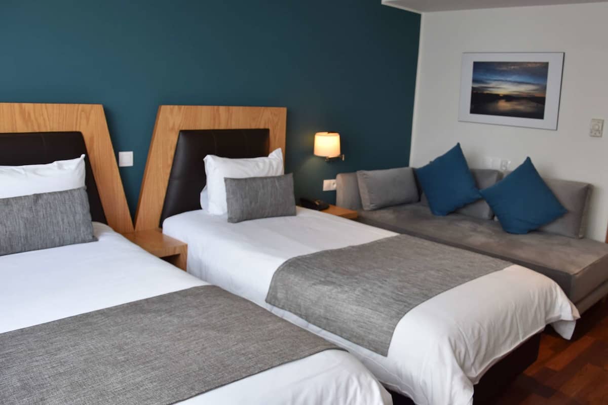 standard triple room | 1 bedroom, minibar, in-room safe, desk