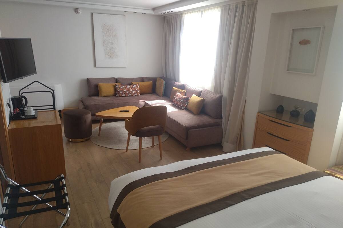 Suite familiale avec terrasse | Minibar, in-room safe, desk, laptop workspace