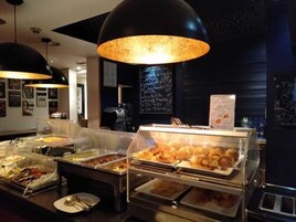 Ókeypis morgunverðarhlaðborð daglega