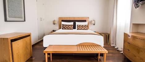 Minibar, caja de seguridad en la habitación y escritorio