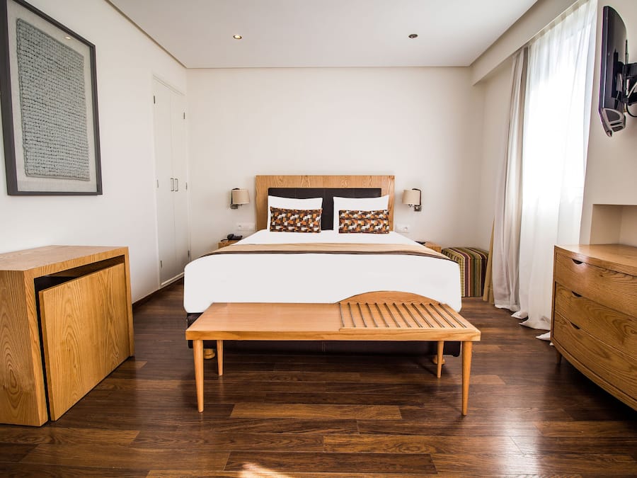 Junior Suite | Minibar, in-room safe, desk, laptop workspace