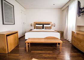 Junior Suite | Minibar, in-room safe, desk, laptop workspace