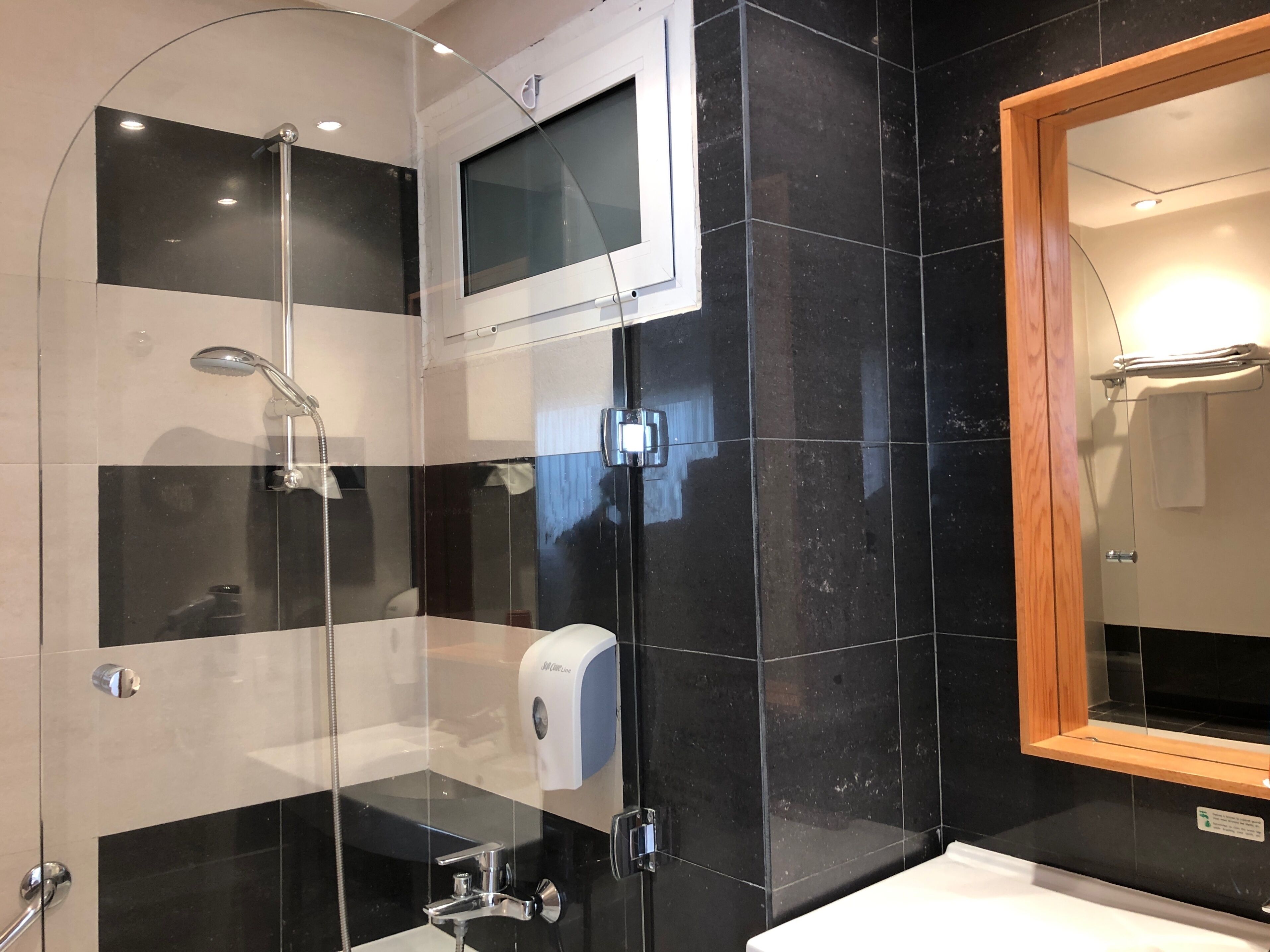 business room | bathroom | free toiletries, hair dryer, towels