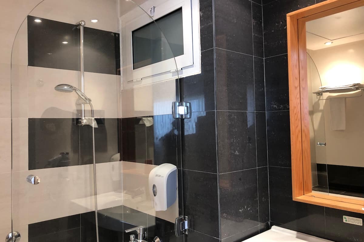 business room | bathroom | free toiletries, hair dryer, towels