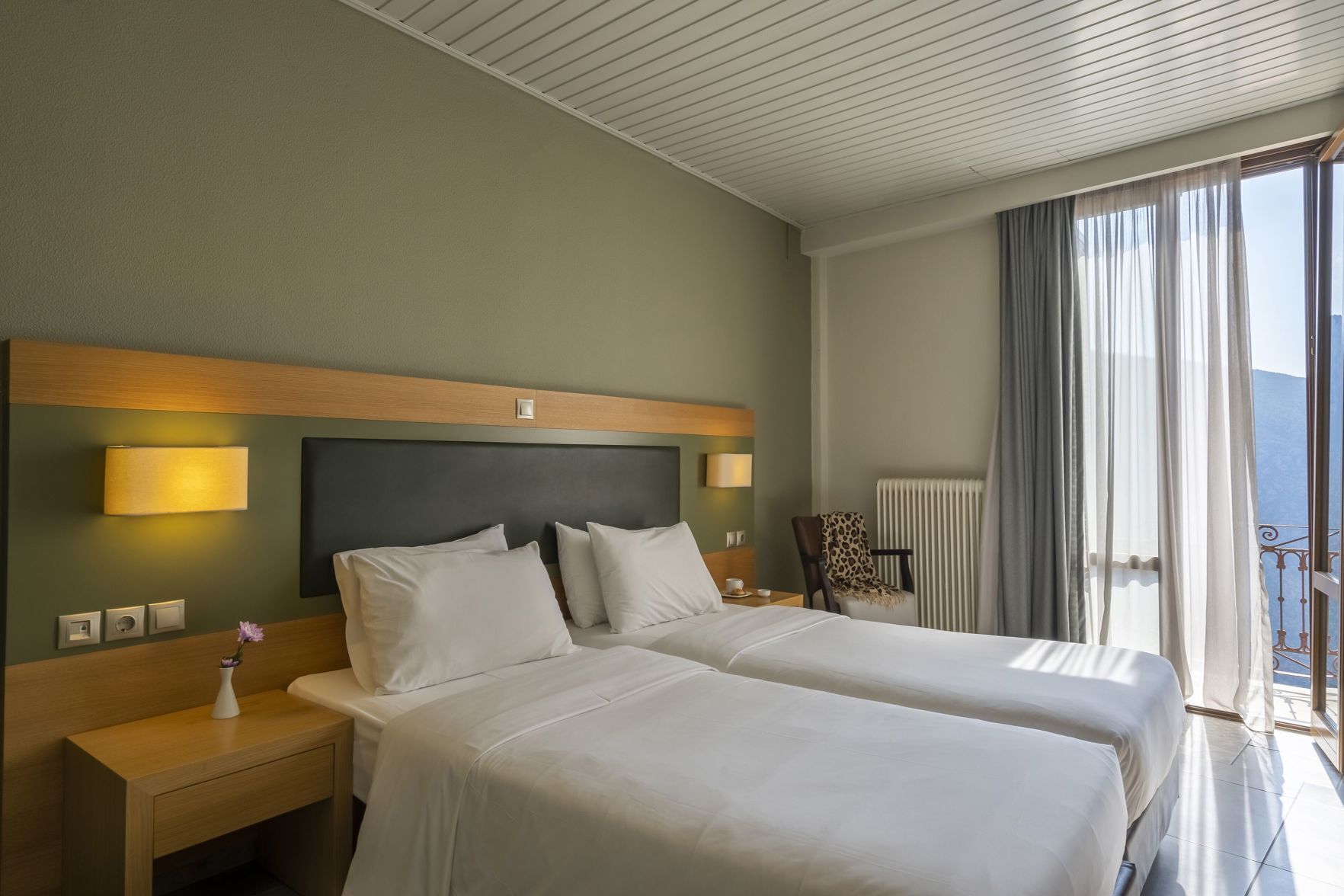 Premium bedding, down duvets, desk, free cots/infant beds