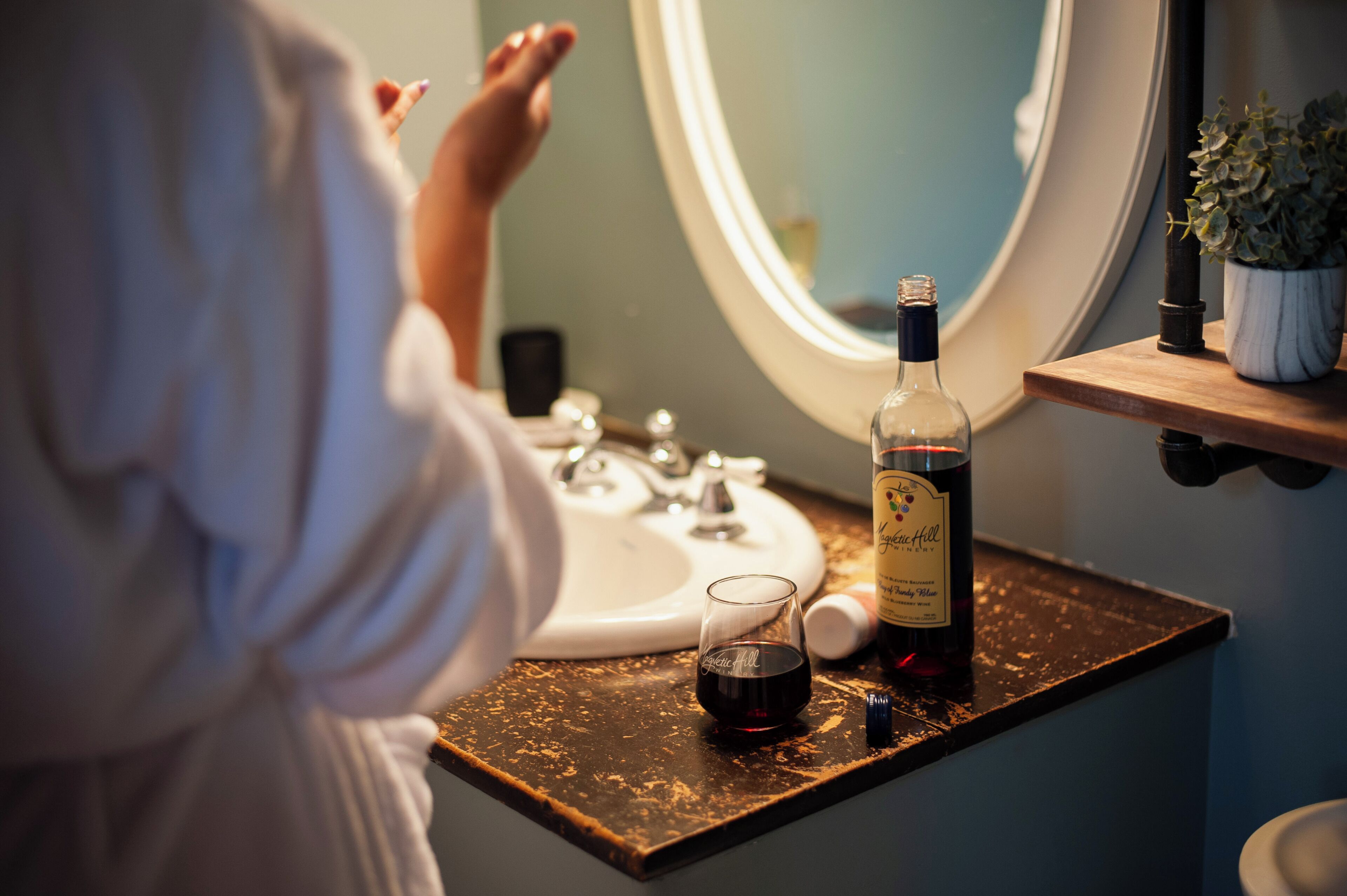 Combined shower/tub, hair dryer, towels