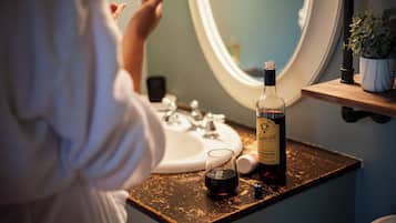 Combined shower/tub, hair dryer, towels