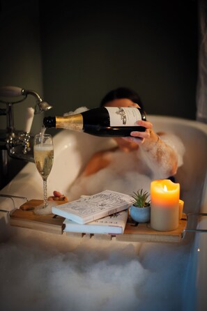 Combined shower/tub, hair dryer, towels - Magnetic Hill Winery (Moncton)