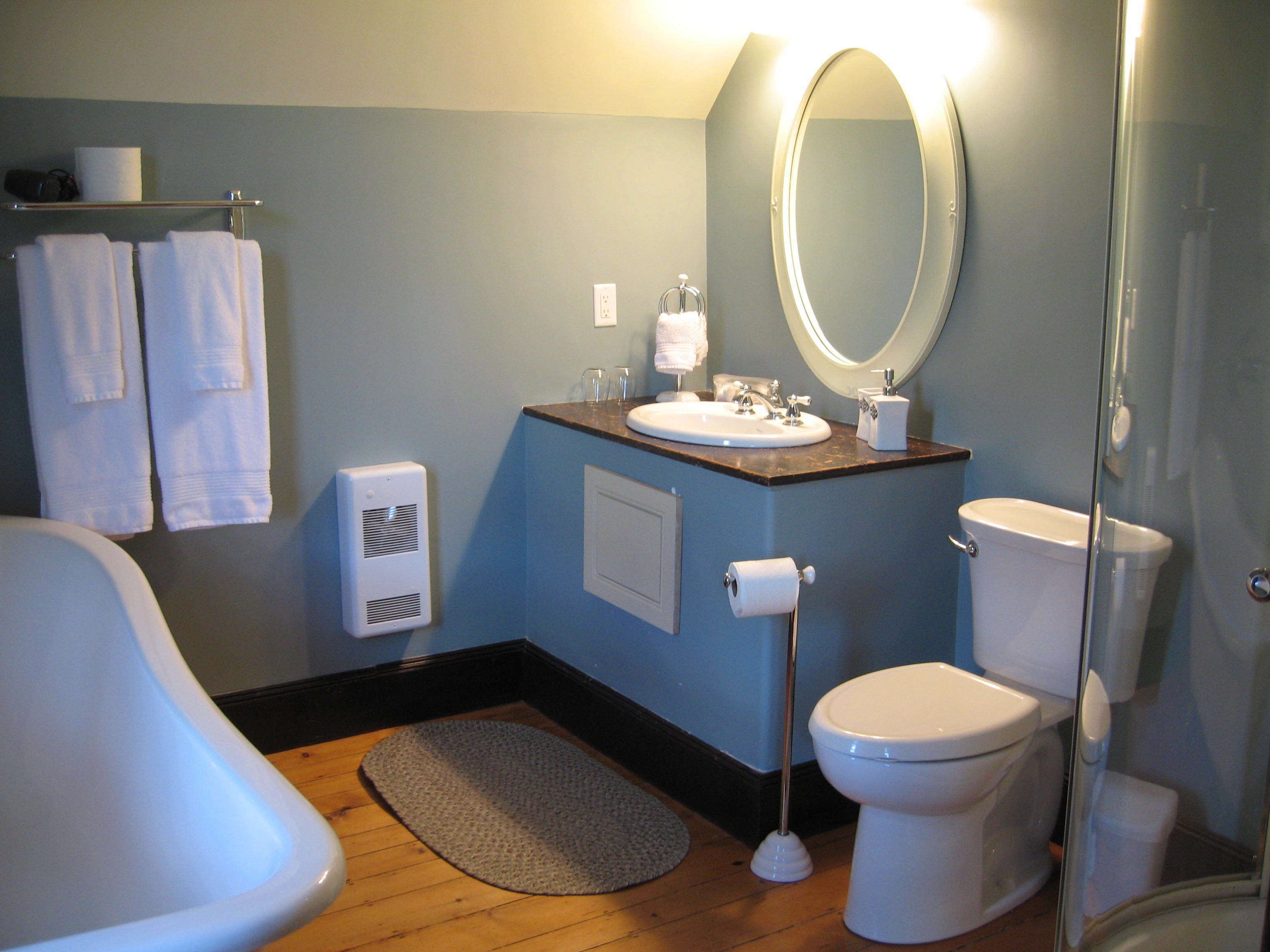 Panoramic Room, 1 Queen Bed | Bathroom | Combined shower/tub, hair dryer, towels
