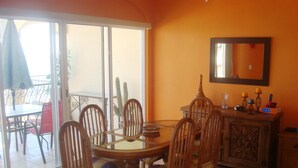 In-room dining - Beachfront Las Olas 2bdr Condo (San José del Cabo)