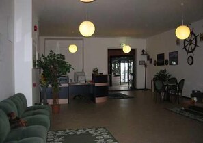 Lobby sitting area - Casa Del Pellegrino (Ceranesi)