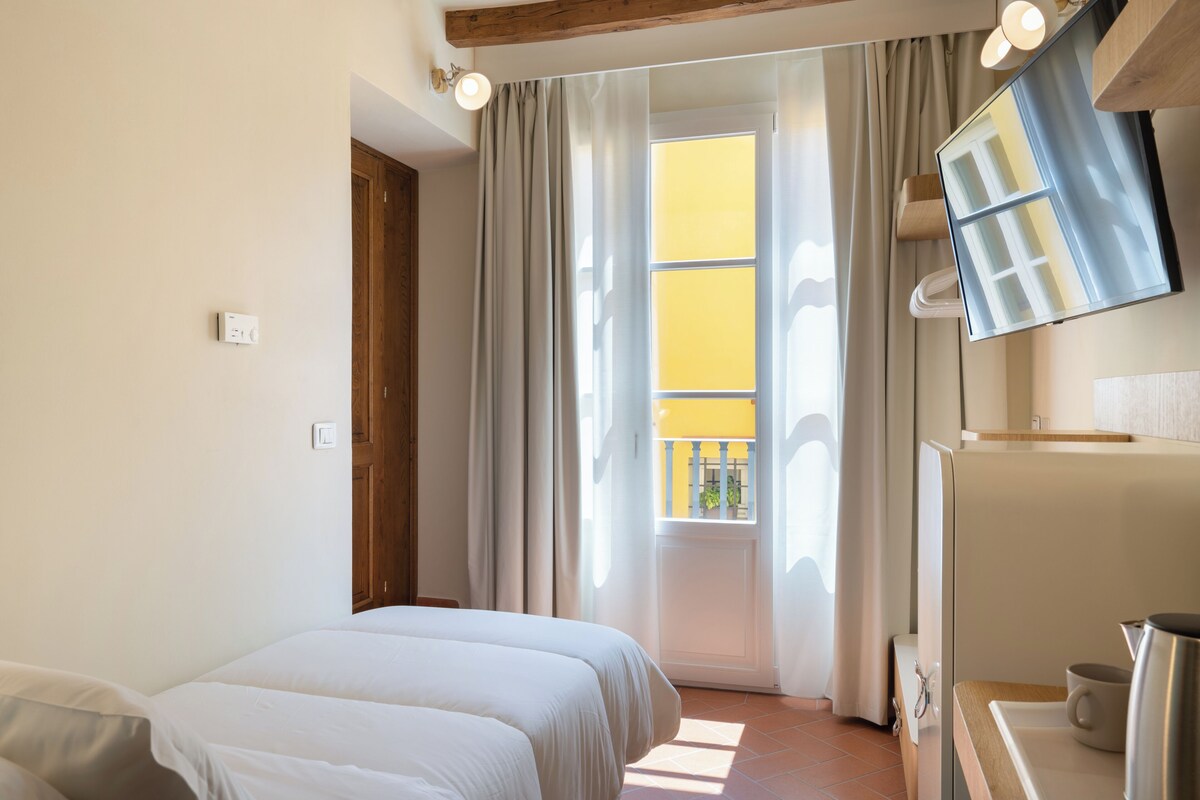 Design Single Room | Minibar, in-room safe, desk, laptop workspace