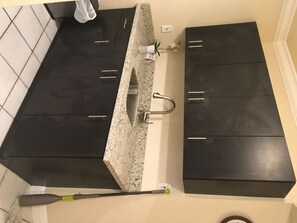 Departamento, 1 habitación, vista a la alberca | Cocina privada | Microondas y utensilios de cocina