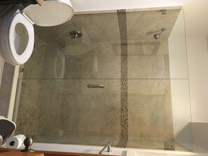 Deluxe-Apartment, 1 Schlafzimmer | Badezimmer | Duschwanne, Haartrockner, Handtücher