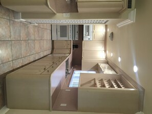 豪華公寓, 1 間臥室 | 私人廚房 | 微波爐、鍋具/餐盤/廚房用品