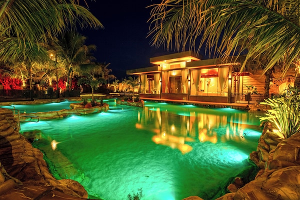 2 outdoor pools